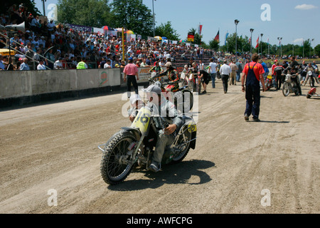 Sidecar motocicli in linea di partenza, international motorcycle in gara su una pista sterrata speedway in Muehldorf am Inn, Superiore BAV Foto Stock