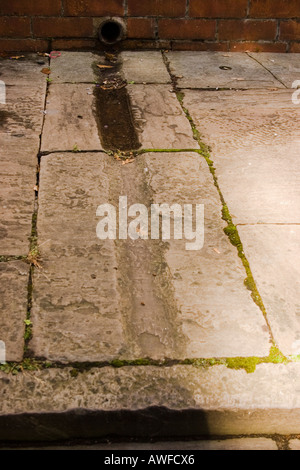 Canali di acqua piovana per giardino run off chiselled in Victorian Edwardian pavimentazioni Cardiff Regno Unito Foto Stock