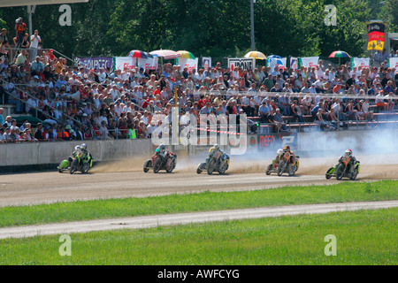 Sidecar motocicli, international motorcycle in gara su una pista sterrata speedway in Muehldorf am Inn, Alta Baviera, Baviera, Tedesco Foto Stock