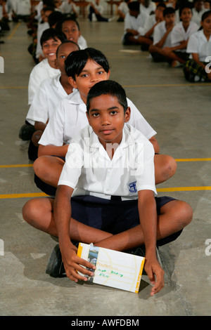 Gli studenti assemblati presso la scuola di un convento delle Orsoline e orfanotrofio, Georgetown, Guyana, Sud America Foto Stock