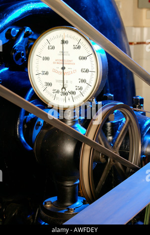 Manometro dell'acqua in corrispondenza di una vecchia centrale idroelettrica, lievitato, Alta Baviera, Baviera, Germania, Europa Foto Stock