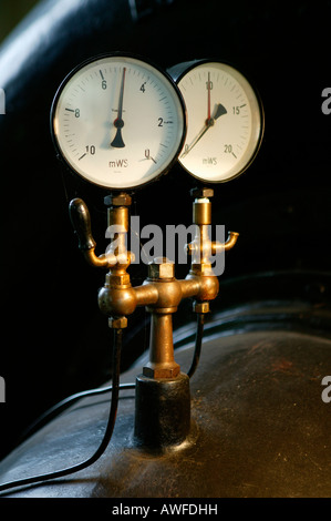 Manometro dell'acqua in corrispondenza di una vecchia centrale idroelettrica, lievitato, Alta Baviera, Baviera, Germania, Europa Foto Stock