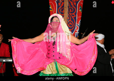 Femmina ballerino di danza Dervish, Sufi Giza, Egitto, Africa Settentrionale, Africa Foto Stock