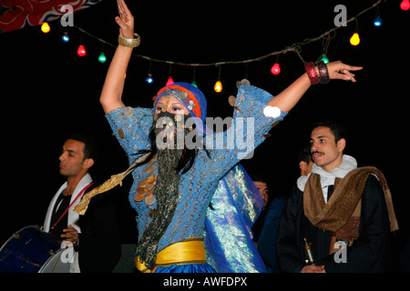 Femmina ballerino di danza Dervish, Sufi Giza, Egitto, Africa Settentrionale, Africa Foto Stock