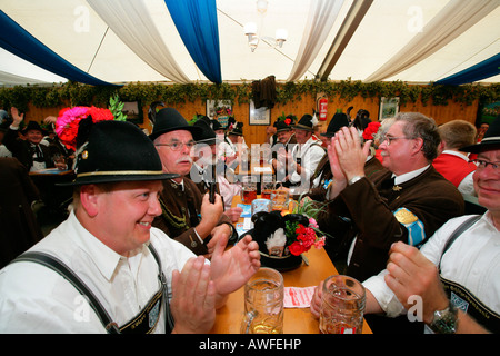 Uomini vestiti in costume nazionale in una tenda di birra a un festival di musica popolare in Muehldorf am Inn, Alta Baviera, Baviera, Germania, Europa Foto Stock