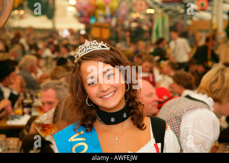 Regina del festival in una tenda di birra a un festival internazionale per costume nazionale, Muehldorf, Alta Baviera, Baviera, Germania, UE Foto Stock