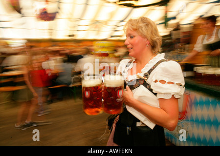 I partecipanti e i camerieri in una tenda di birra a un festival internazionale per costume nazionale, Muehldorf, Alta Baviera, Baviera, G Foto Stock