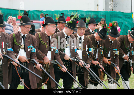 I fucilieri sparare una pistola salute durante un festival di musica popolare in Muehldorf am Inn, Alta Baviera, Baviera, Germania, Europa Foto Stock