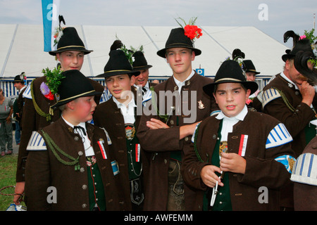 Giovani fucilieri a un festival di musica popolare in Muehldorf am Inn, Alta Baviera, Baviera, Germania, Europa Foto Stock