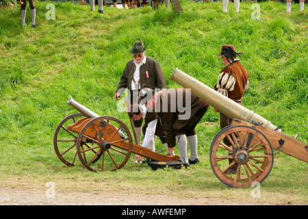 Cannoni salutano pistola durante un festival di musica popolare in Muehldorf am Inn, Alta Baviera, Baviera, Germania, Europa Foto Stock