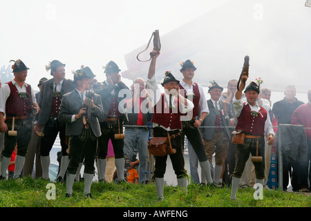 I fucilieri sparare una pistola salute durante un festival di musica popolare in Muehldorf am Inn, Alta Baviera, Baviera, Germania, Europa Foto Stock