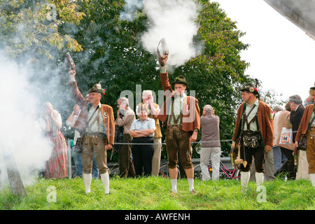 I fucilieri sparare una pistola salute durante un festival di musica popolare in Muehldorf am Inn, Alta Baviera, Baviera, Germania, Europa Foto Stock