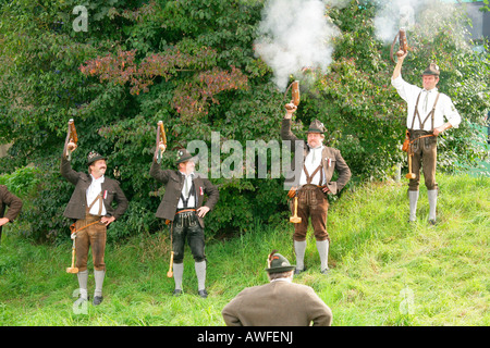 I fucilieri sparare una pistola salute durante un festival di musica popolare in Muehldorf am Inn, Alta Baviera, Baviera, Germania, Europa Foto Stock