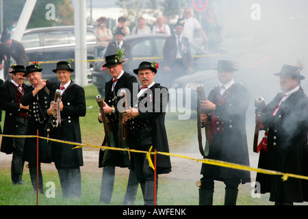 I fucilieri sparare una pistola salute durante un festival di musica popolare in Muehldorf am Inn, Alta Baviera, Baviera, Germania, Europa Foto Stock