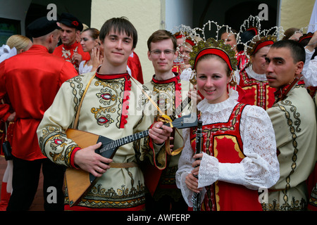 Gruppo di bielorussi vestito in abito tradizionale a un festival internazionale per il tradizionale costume in Muehldorf am Inn, upp Foto Stock