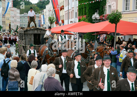 Un festival internazionale per il tradizionale costume in Muehldorf am Inn, Alta Baviera, Baviera, Germania, Europa Foto Stock