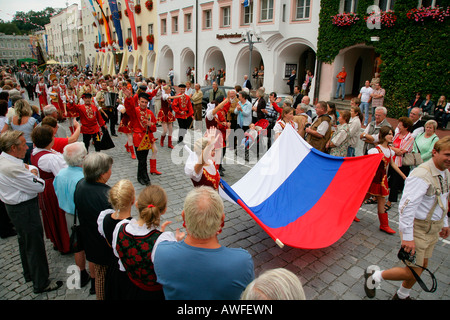 Gruppo di autorità bielorusse a un festival internazionale per il tradizionale costume in Muehldorf am Inn, Alta Baviera, Baviera, Germania Foto Stock