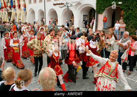 Gruppo di autorità bielorusse a un festival internazionale per il tradizionale costume in Muehldorf am Inn, Alta Baviera, Baviera, Germania Foto Stock