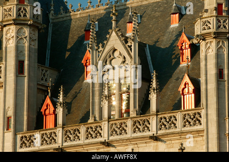 Timpano del tetto della Corte Provinziaal, Bruges, Fiandre, in Belgio, Europa Foto Stock
