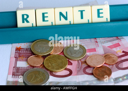 Foto simbolico, Pensione, denaro, piastrelle scrabble Foto Stock