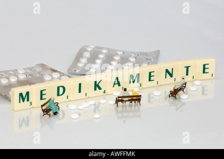 Foto simbolico, prodotti farmaceutici, pillole, piastrelle scrabble Foto Stock