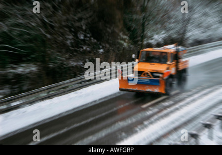 Manutenzione Invernale Strade a veicolo in marcia su un'autostrada, Bergisches Land, Germania, Europa Foto Stock