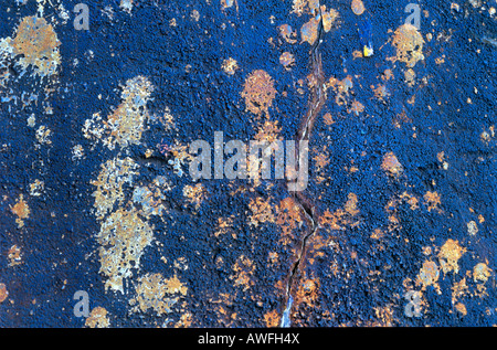 Vernice blu, incrinato e coperti di spruzzi di vernice Foto Stock
