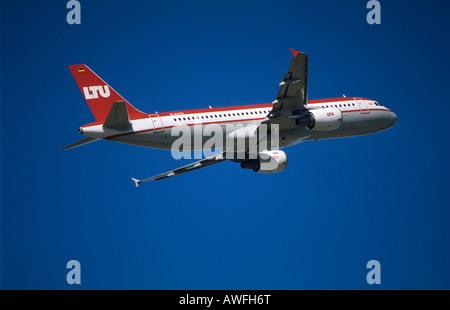 Licenza airlines Airbus A320 poco dopo il decollo, cielo blu Foto Stock
