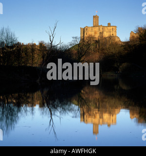 Il castello di Warkworth, Northumberland, Inghilterra, riflesso nel fiume Coquet nel tardo pomeriggio Foto Stock
