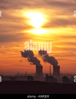 Centrale nucleare di torri di raffreddamento in un colorato del cielo della sera Foto Stock