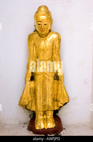 Fotografia di stock di una piccola statua al golden Shwedagon pagoda nel centro di Yangon Myanmar Foto Stock