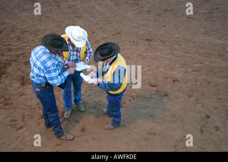 I giudici a discutere a Mt Isa rodeo Foto Stock