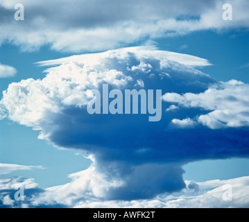 Cumulonimbus thunderclouds in un cielo blu, avvicinando temporale Foto Stock