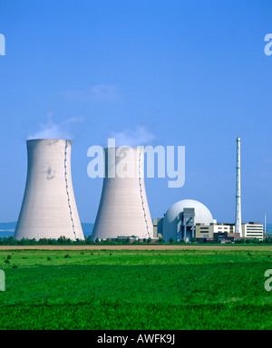 Le torri di raffreddamento, Grohnde Centrale Nucleare, Emmerthal, Hameln, Bassa Sassonia, Germania, Europa Foto Stock