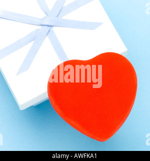 Grande cuore oggetto sagomato sulla confezione regalo Foto Stock