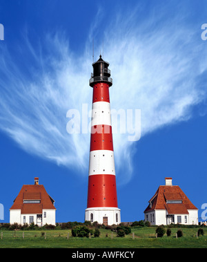 Faro di Westerheversand con interessanti la formazione di nube, Westerhever, penisola di Eiderstedt, Schleswig-Holstein, Germania, UE Foto Stock