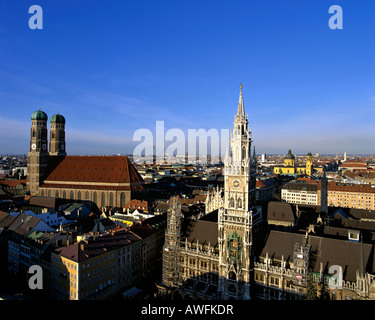 Vista panoramica della Altes Rathaus (antico municipio) e la cattedrale Frauenkirche dalla Chiesa di San Pietro a Monaco di Baviera, Foto Stock