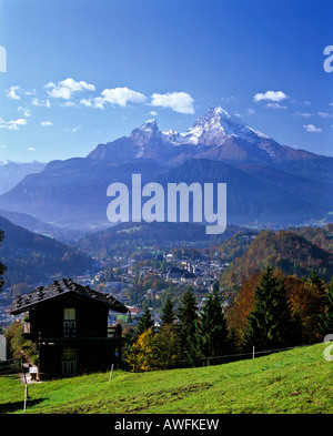 Vista di Mt. Il Watzmann in autunno con la vista della città di Berchtesgaden, Berchtesgadener Land regione, Alta Baviera, Baviera, Ger Foto Stock