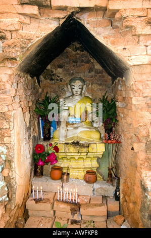 Fotografia di stock di una piccola statua del Buddha e le offerte a Nyaungshwe in Myanmar Foto Stock