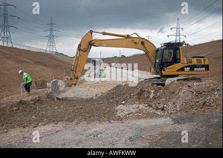 Appositamente progettato per le attività di ingegneria, un escavatore idraulico montato su cingoli funziona su un sito in costruzione. Foto Stock