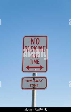 WISCONSIN Racine nessun parcheggio qualsiasi tempo segno trainare avviso di zona Foto Stock