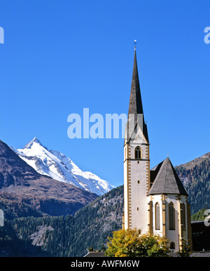 Vincent santo la Chiesa del pellegrinaggio con Mt. Grossglockner in background, Heiligenblut, Hohe Tauern Range, Carinzia, Austria, Europa Foto Stock