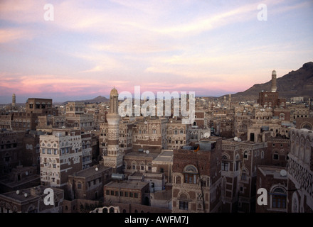 Vista di Sana'a al crepuscolo Foto Stock