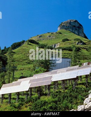 Pannelli solari su Mt. Perdente, Totes Gebirge ('Dead Mountain Range') Gamma, Stiria, Austria, Europa Foto Stock