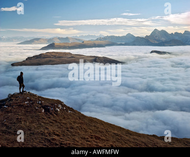 Vista dall'Altopiano dello Sciliar verso il Puflatsch e gamme Geislergruppe, Dolomiti, Alto Adige, Italia, Europa Foto Stock