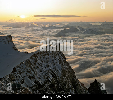 La vista da Mt. Zugspitze verso Lechtal Alpi in una coltre di nebbia, gamma di Wetterstein, Alta Baviera, Baviera, Germania, UE Foto Stock