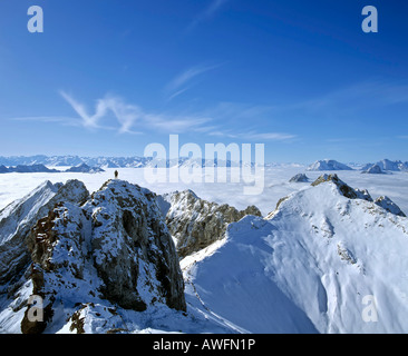 Vista panoramica della western picchi di Karwendel gamma in un mare di nebbia, Mittenwald, Alta Baviera, Baviera, Germania, Europa Foto Stock