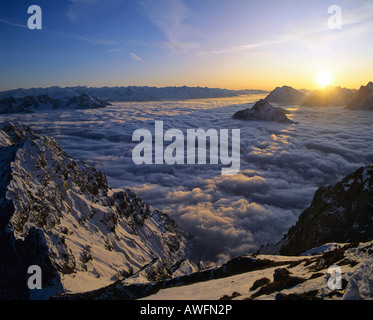 Tramonto, Vista verso Tirolo dal picco Linderspitze, gamma Karwendel, Mittenwald, Alta Baviera, Baviera, Germania, Europa Foto Stock