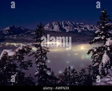 Vista panoramica della gamma del Wetterstein di notte, Isartal (Isar Valley), Wallgau, Alta Baviera, Baviera, Germania, Europa Foto Stock