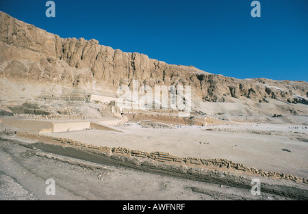 Il Tempio della Regina Hatshepsut a Deir al Bahri vicino alla Valle dei Re sulla riva occidentale del fiume Nilo in Egitto Foto Stock
